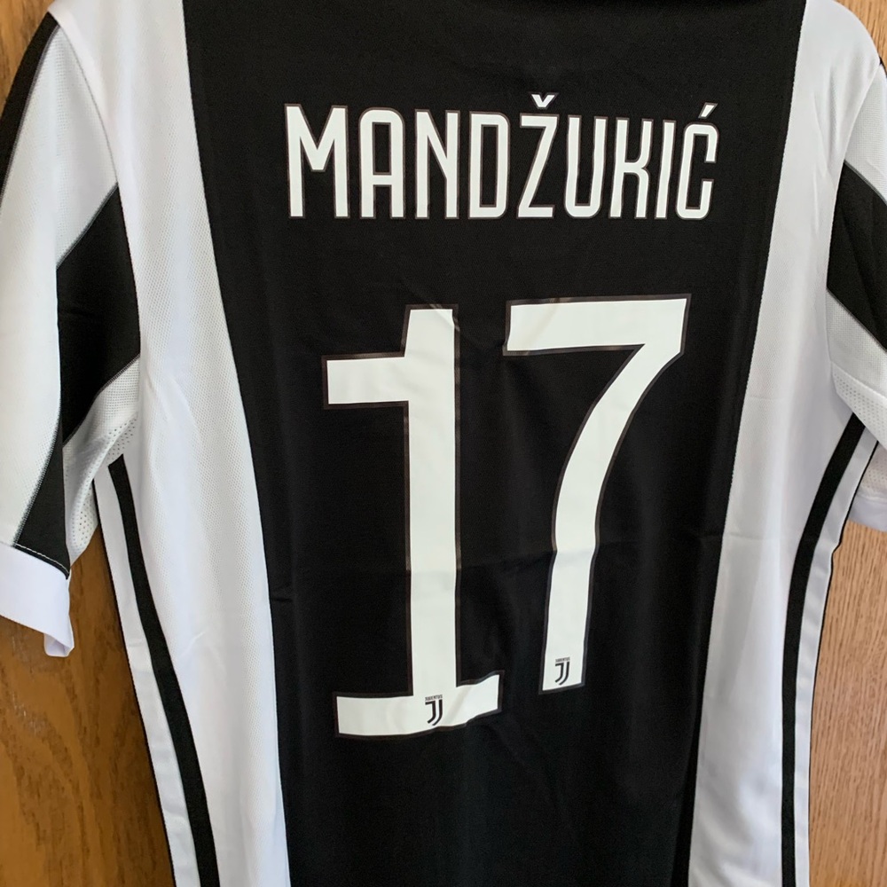 Juventus 17/18 Jerseys - Picture 11 of 12